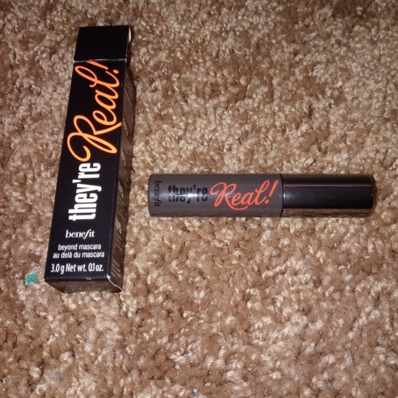 Benefit Mascara - Picture 2 of 3